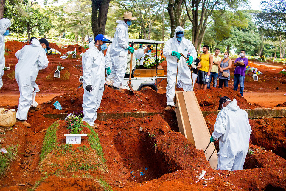 Entierros exprés en el mayor cementerio de Brasil y... | Página12