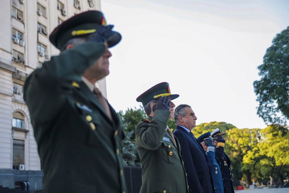 Agustín Rossi presidió del izamiento de la bandera en homenaje a los veteranos y caídos de Malvinas. (Fuente: Télam)