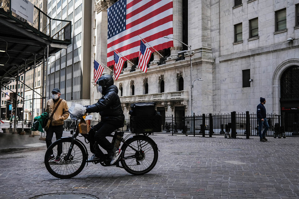 El derrumbe de Wall Street es la expresión inmediata de la pandemia, pero al mismo tiempo el mercado laboral se está hundiendo a velocidad. (Fuente: AFP)