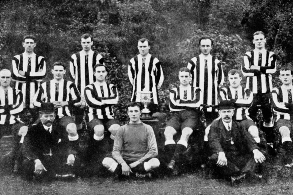 El Newcastle campeón de la FA Cup de 1910, con McCracken (arriba a la izquierda) y Hudspeth (arriba a la derecha). (Fuente: Newcastle Oficial)