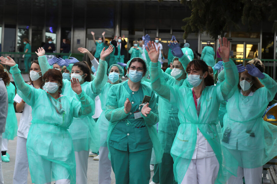 Enfermeras toman parte de un aplausazo en la entrada a un hospital de Madrid. (Fuente: AFP)