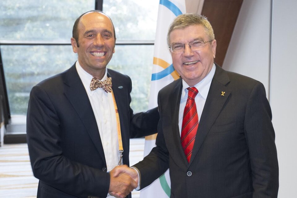 El marplatense Fernando Aguerre, junto al presidente del Comité Olímpico Internacional, Thomas Bach.
