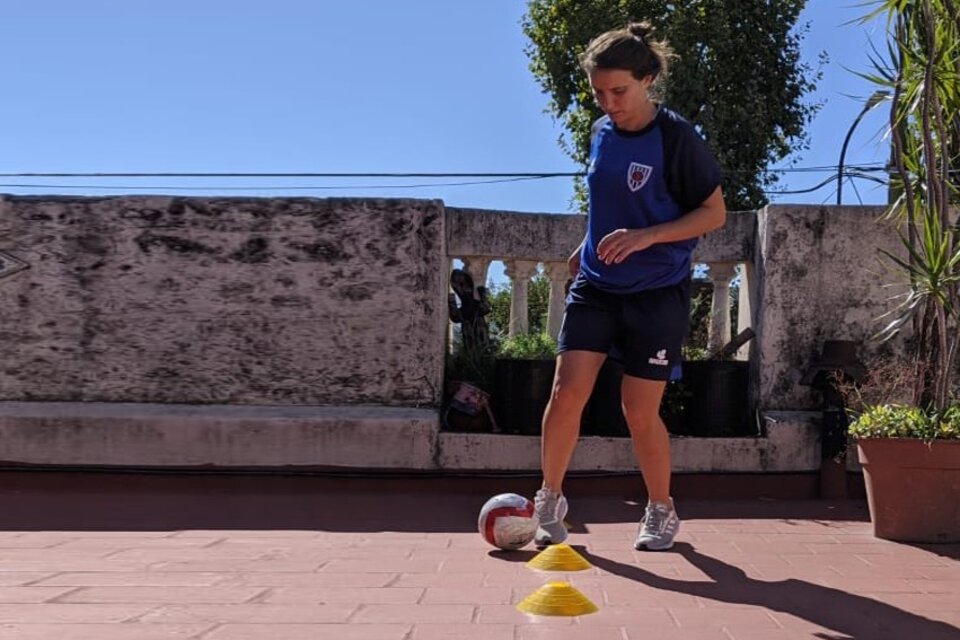 Ludmila Manicler, jugadora de Boca, se entrena en la terraza de su casa.
