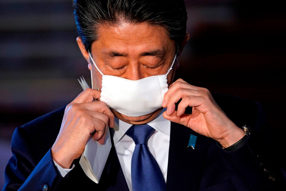 El primer ministro de Japón, Shinzo Abe, al anunciar que se implementará el estado de alerta sanitaria. (Fuente: EFE)