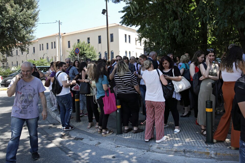 Muchos vecinos y turistas fueron evacuados de los edificios y se reunieron en las calles de la capital griega.   (Fuente: EFE)