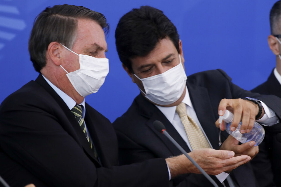 El presidente de Brasil Bolsonaro y su ministro de Salud Mandetta. (Fuente: AFP)