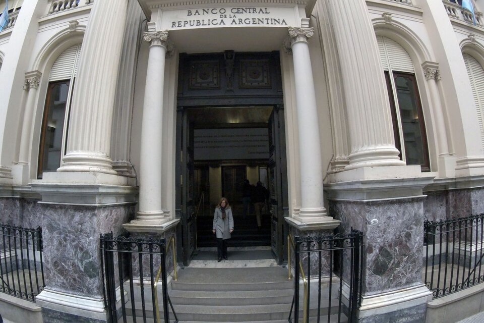 El Banco Central dispuso la apertura, con restricciones, de las sucursales bancarias.
