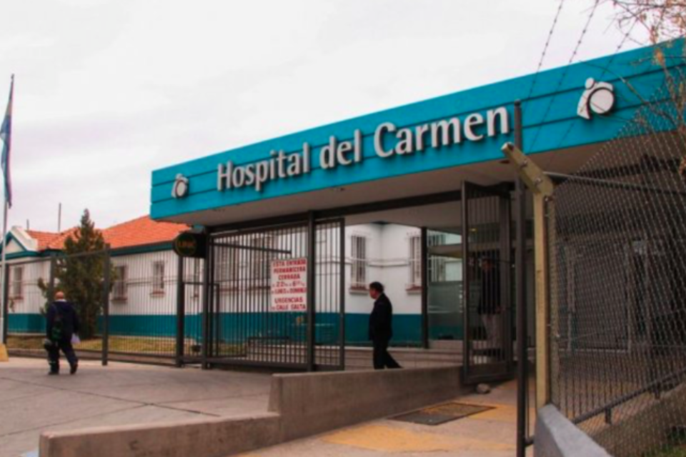 El Hospital del Carmen, en Mendoza, donde murió el hombre de 44 años.  (Fuente: Twitter)