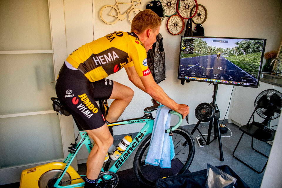 La tecnología ayuda para poder practicar ciclismo en medio del confinamiento. (Fuente: EFE)
