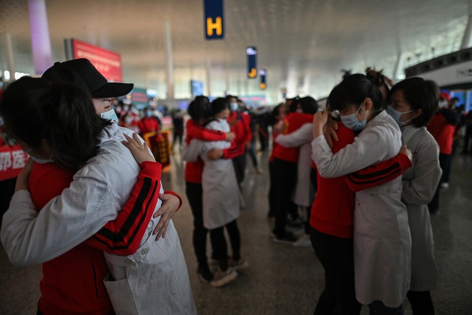 Horas de emoción con las enfermeras de  Wuhan por el fin de la cuarentena. 