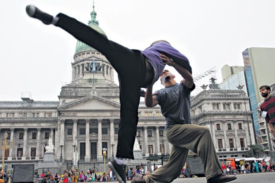 Performance en las puertas del Congreso una de las veces que ingresó el proyecto de Ley Nacional de Danza, en 2014.  (Fuente: Bernardino Avila)