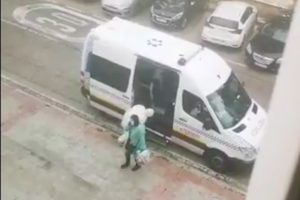 El momento en el que la mujer llega a su hogar después de la internación. (Fuente: Captura de pantalla)