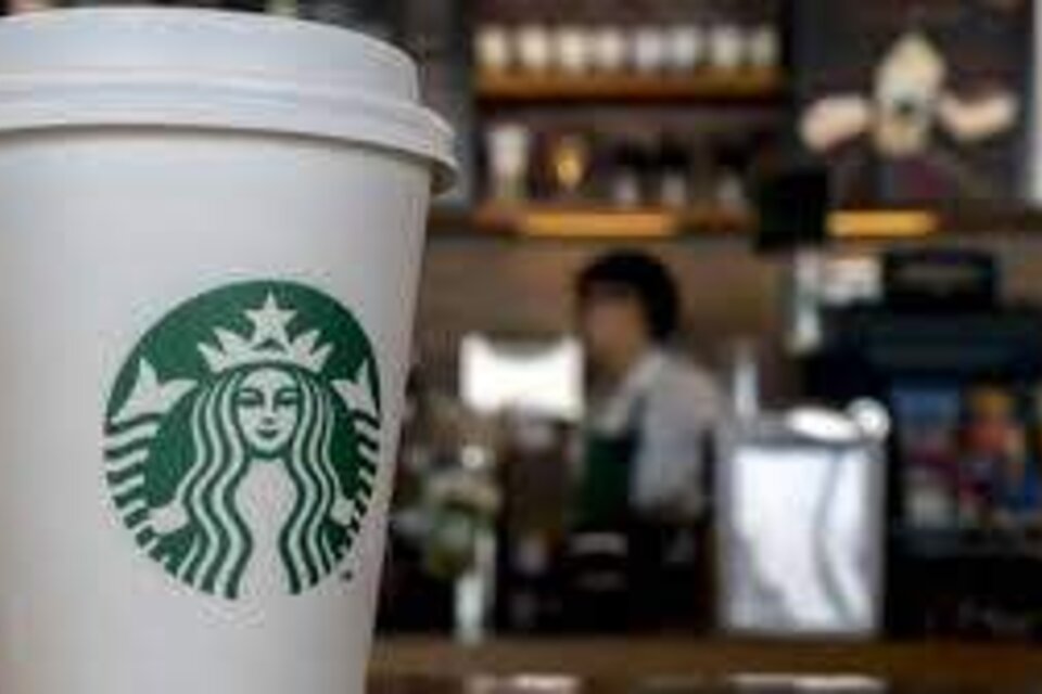 Starbucks fue una de las empresas que rebajó los sueldos de marzo. 