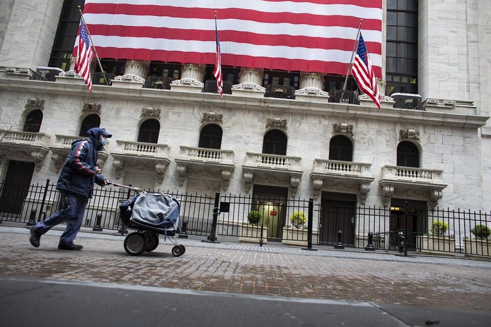 Un hombre empuja un carrito frente a la Bolsa de Comercio de Nueva York.   (Fuente: AFP)