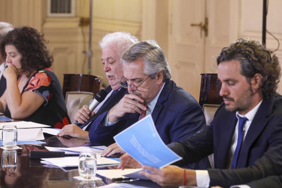 Alberto Fernández analiza con Santiago Cafiero la extensión del aislamiento social. (Fuente: NA)