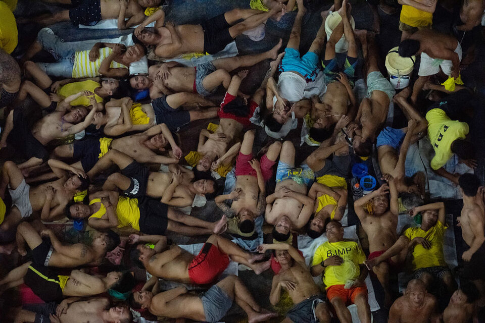 Foto de archivo, tomada el 26 de marzo pasado en una cárcel de Manila, donde los presos duermen hacinados. (Fuente: María Tan/AFP)