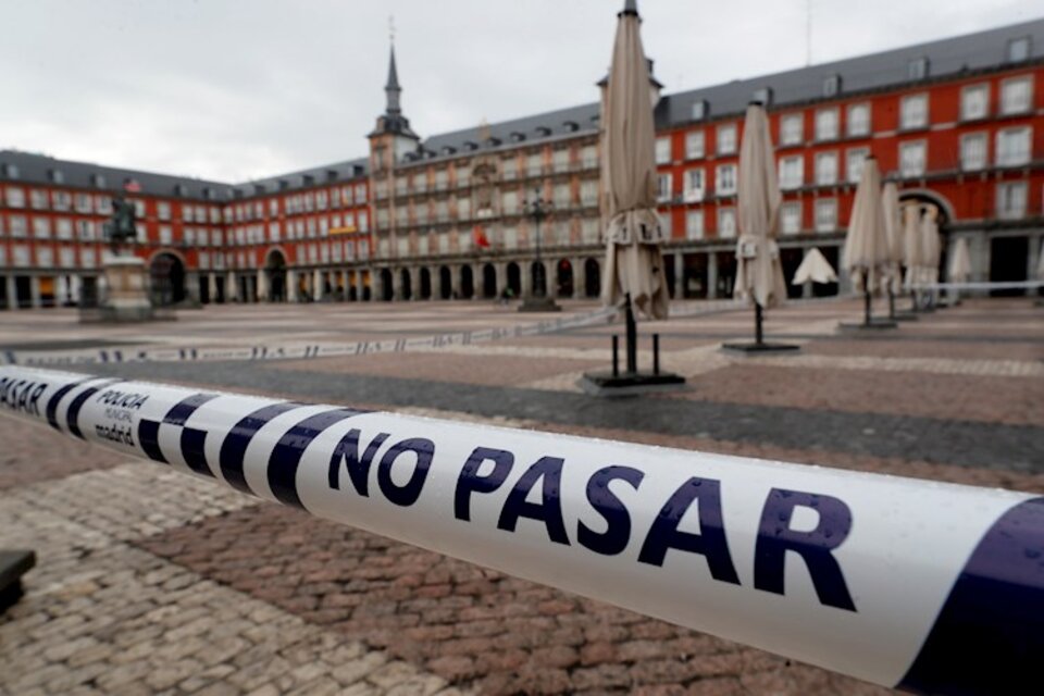 La Plaza Mayor de Madrid, sin acceso en plena cuarentena, este viernes.  (Fuente: EFE)