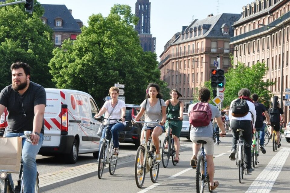 La gente utiliza la bicicleta como su medio de transporte.