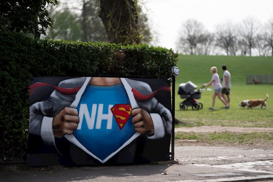 Un dibujo callejero en apoyo del NHS, el Servicio Nacional de Salud.   (Fuente: EFE)