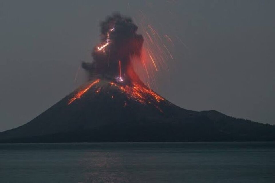 El Anak Krakatoa y su erupción de ceniza de anoche.  (Fuente: Twitter)