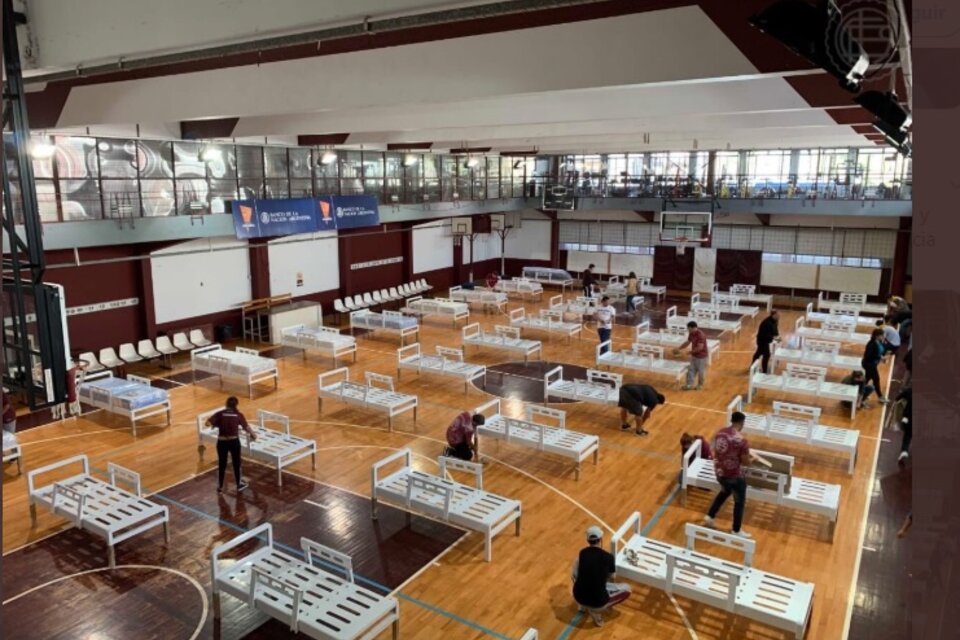 El gimnasio de Lanús está preparado con camas para recibir pacientes de coronavirus.