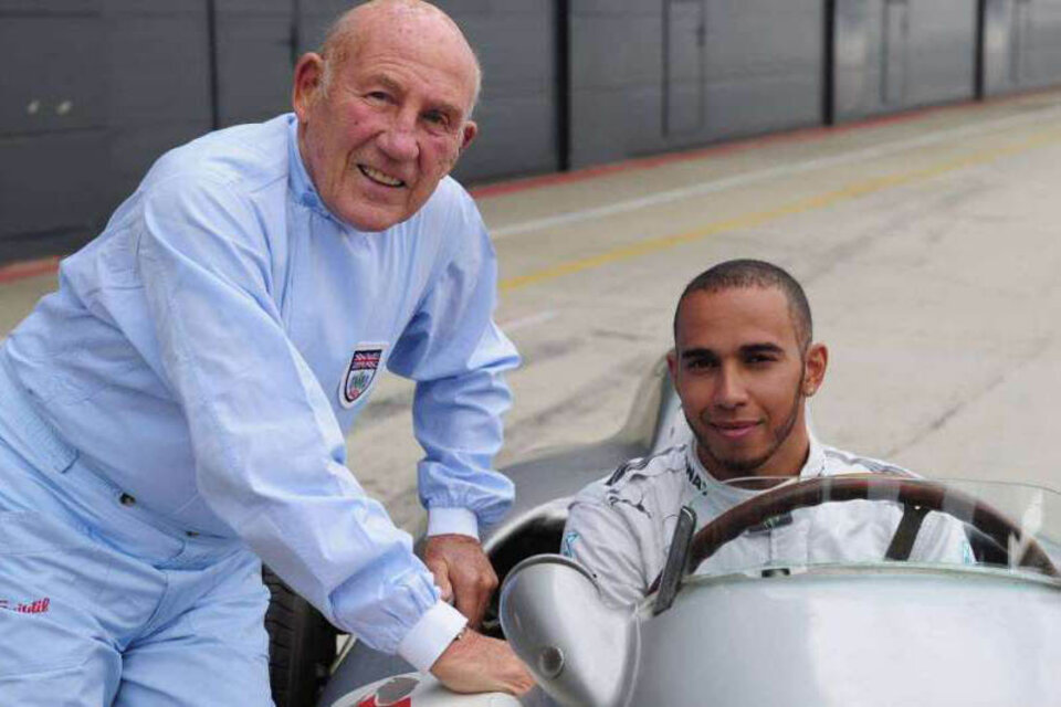 Stirling Moss y Lewis Hamilton, emblemas de Mercedes. (Fuente: AFP)