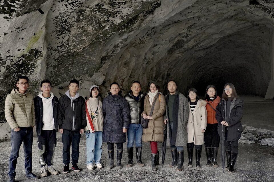 Cecilia Ivanchevich y colaboradores ante la cueva en Dazhou, China. Foto 2: La artista y asistentes al comenzar la obra. (Fuente: Fabián Lebenglik)