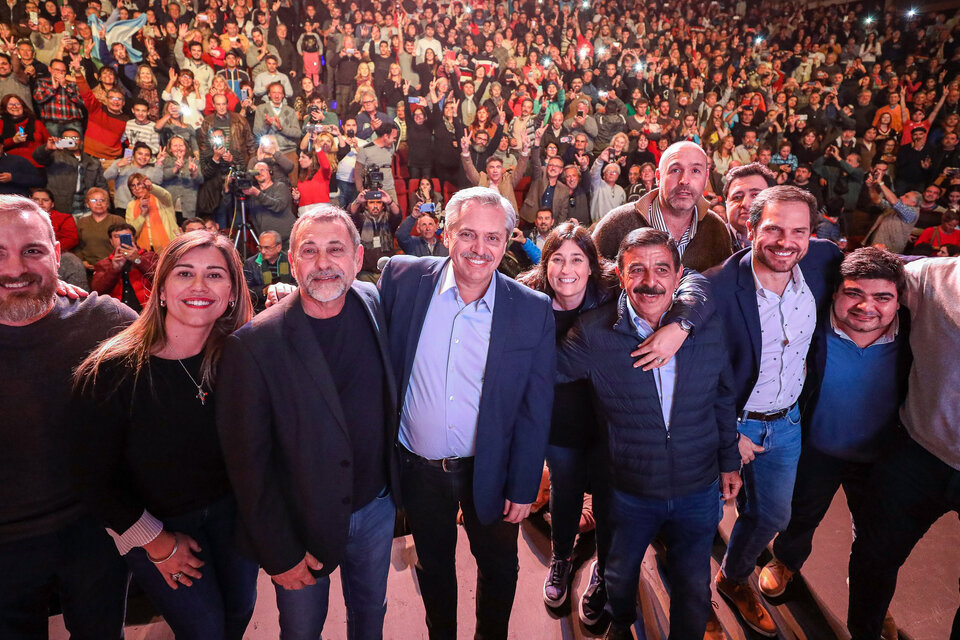 Alberto Fernández con Carlos Caserio y referentes del peronismo cordobés.