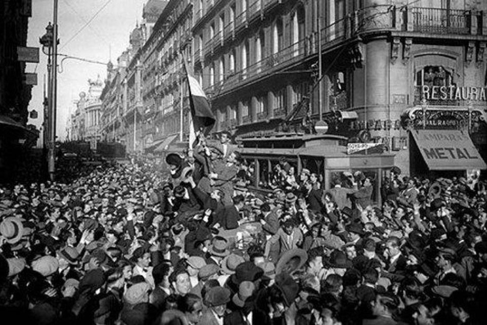 14 abril de 1931. El pueblo de Madrid sale a la calle para celebrar la proclamación de la Segunda República.  (Fuente: Luis Ramón Marín)