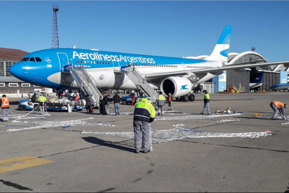 El Airbus 330-200 de Aerolíneas Argentinas fue acondicionado para traer 13 toneladas de material médico.