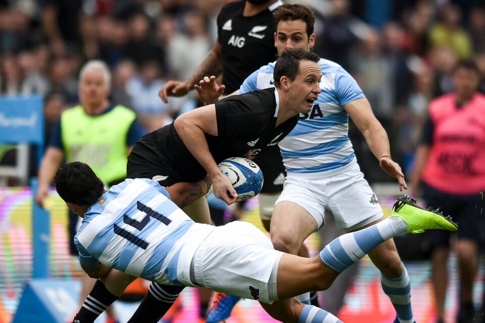 Matías Moroni y el tackle. Los Pumas no pudieron dar el golpe ante los All Blacks. (Fuente: Twitter AllBlacks)