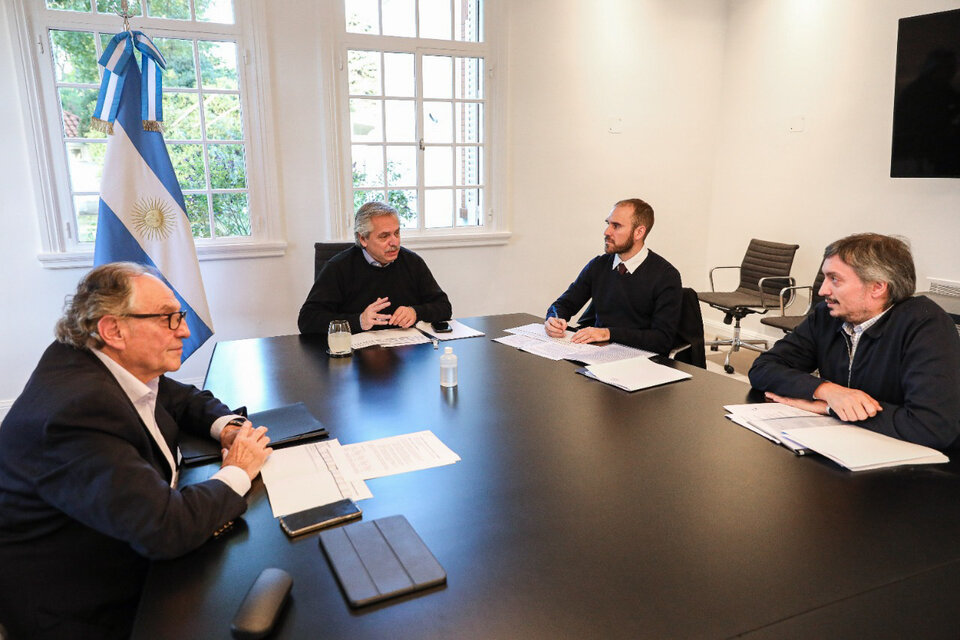 El presidente Alberto Fernández con el ministro Martín Guzmán y los diputados Máximo Kirchner y Carlos Heller, promotores del impuesto a la riqueza. (Fuente: NA)