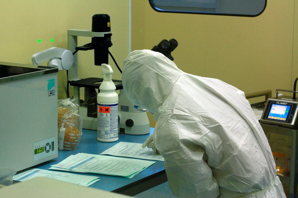 Un técnico trabaja en la empresa bioquimica italiana Irbm, que está desarrollando una vacuna. (Fuente: EFE)