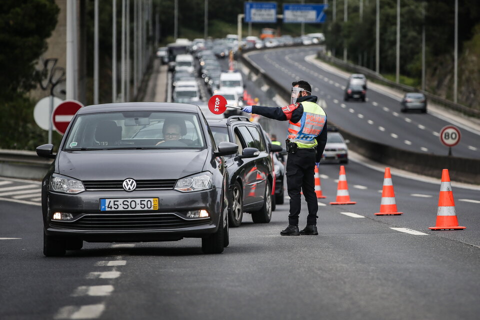 Control vehicular pr el coronavirus en las afueras de Lisboa. (Fuente: EFE)