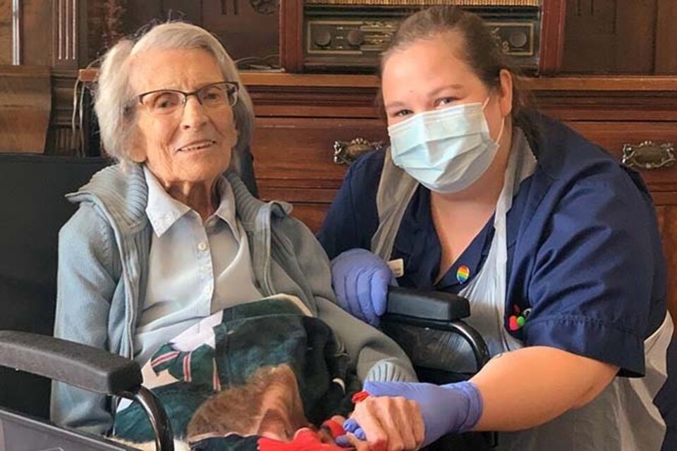 Connie Titchen junto a una enfermera, al dejar el hospital.  (Fuente: Twitter)