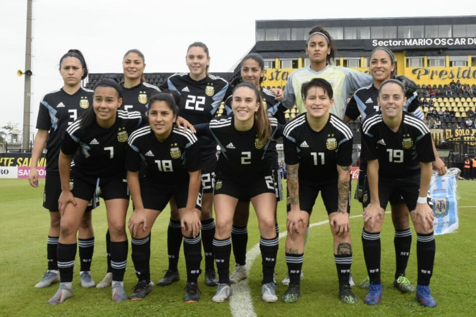 La selección femenina de fútbol, en estadio Fragata Sarmiento