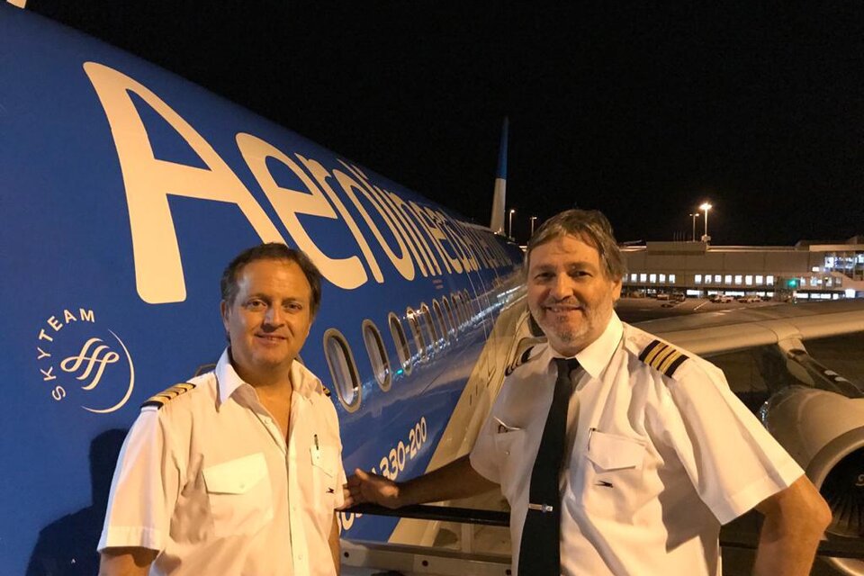 Juan Pablo Mazzieri y Eduardo García dos de los integrantes de la tripulación del vuelo de Aerolíneas Argentinas.