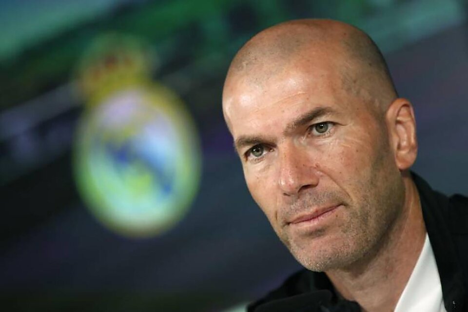 Zinedine Zidane, entrenador del Real Madrid, que todavia está en tres competiciones.