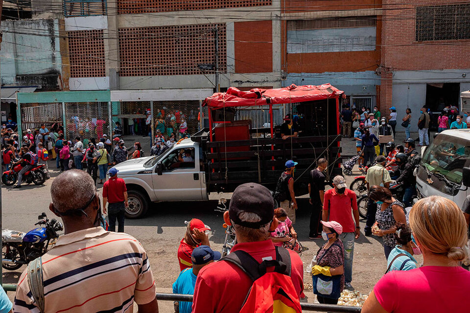 Un camión del gobierno en Caracas pide que la gente se quede en su casa.  (Fuente: EFE)