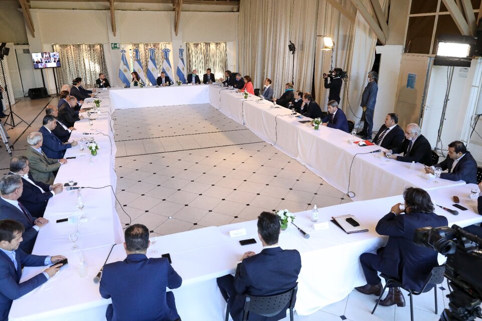 Alrededor de la amplia mesa, los gobernadores escucharon la propuesta de Martín Guzmán. 