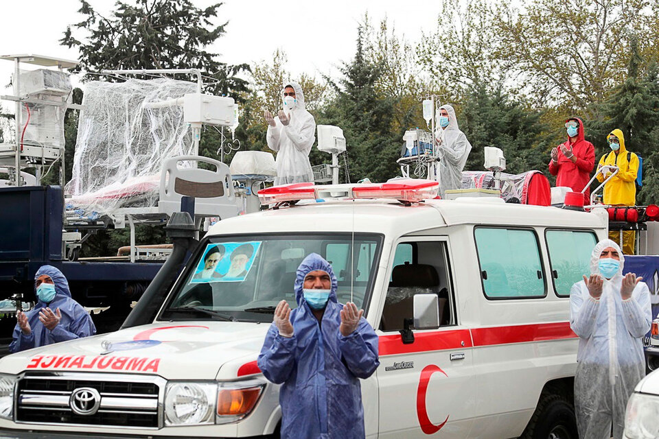 Miembros del ejército iraní desfilan con equipo sanitario en Teherán. (Fuente: EFE)
