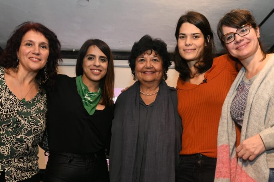 Velazco, Donda, Barrancos, Serra y Gisela Marziotta, en el Conversatorio sobre Feminismo.