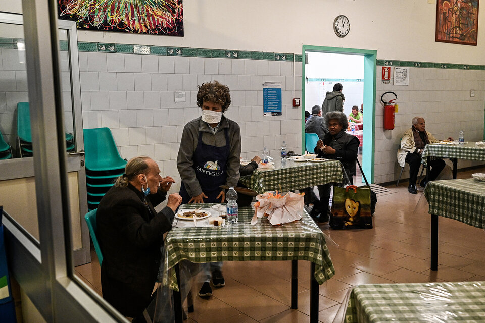 Almuerzo en un comedor en Roma para personas de bajos recursos. (Fuente: AFP)