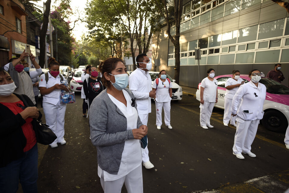 Trabajadores de la salud protestan por no contar con recursos necesarios en un hospital de Ciudad de México.  (Fuente: EFE)