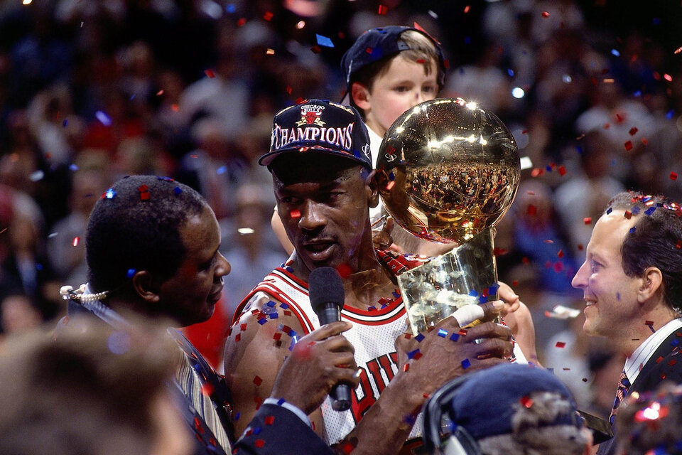 La coronación de Michael Jordan, en su último baile. Fue su sexto anillo en la NBA. (Fuente: Prensa The Last Dance)