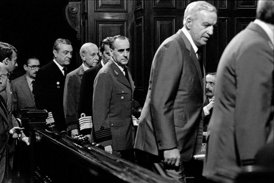 Los jefes de la dictadura rumbo al banquillo de los acusados, bajo la mirada del fiscal Strassera, en septiembre de 1985.  (Fuente: Eduardo Longoni)