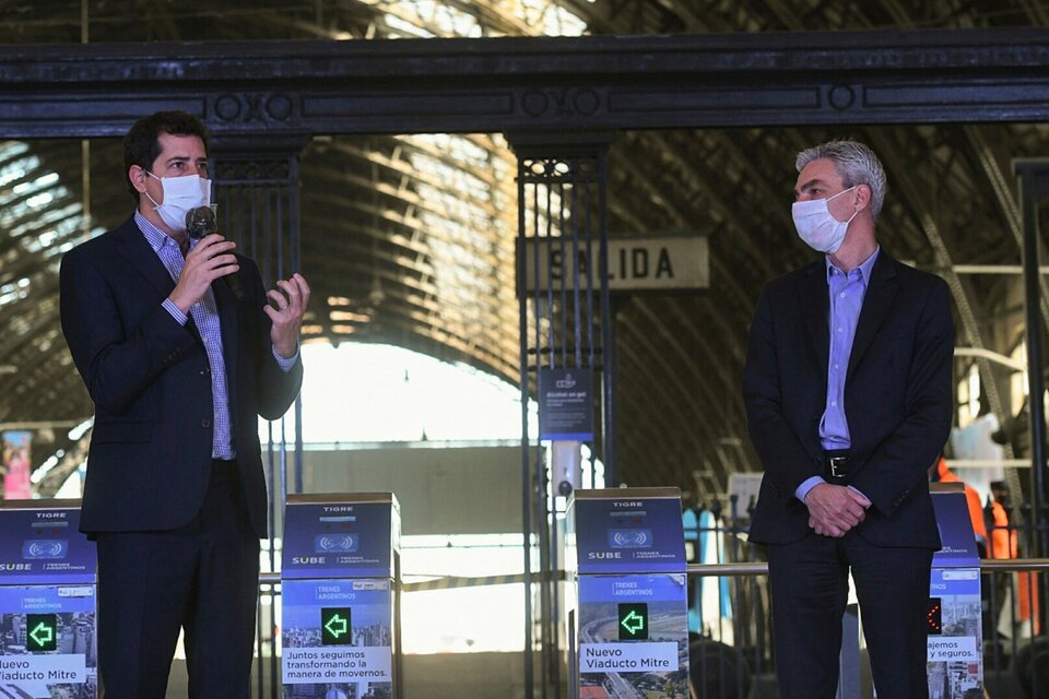 El ministro del Interior, Wado de Pedro, y el de Transporte, Mario Meoni, en su recorrida por Retiro. (Fuente: Télam)