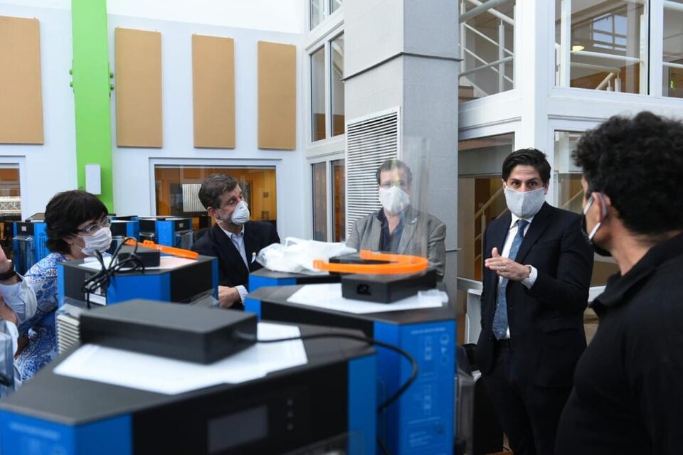 El ministro de Educación, Nicolás Trotta supervisó la instalación de más de mil impresoras 3D en el Museo Malvinas "que producirán máscaras de protección para personal esencial". 