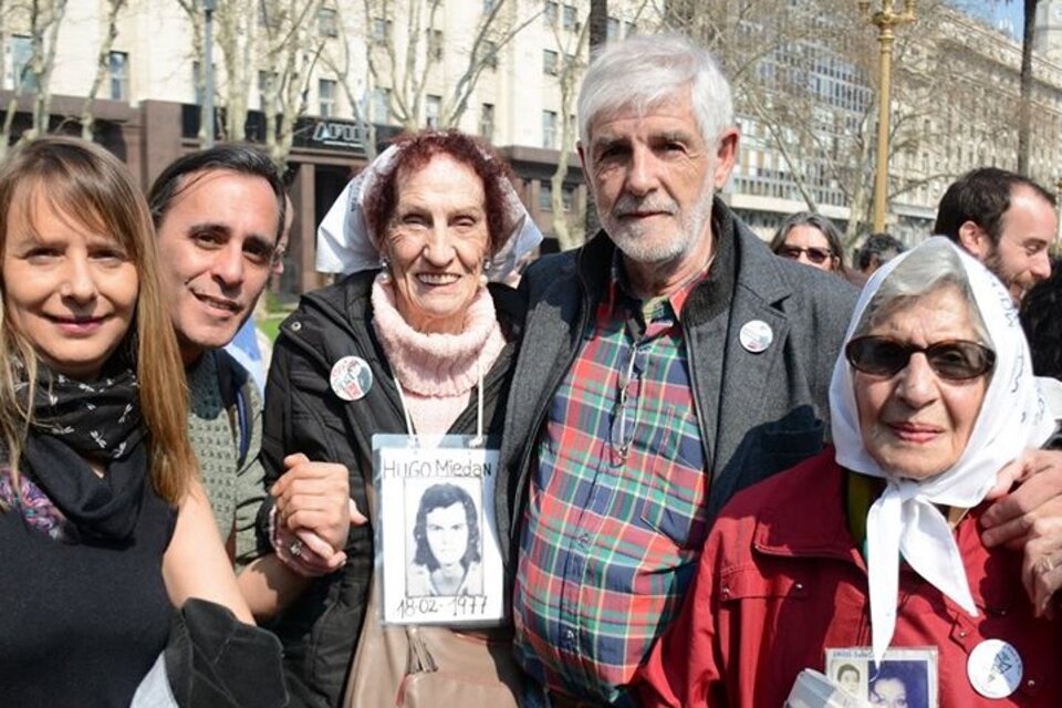 El sobreviviente Sobrado abraza a las Madres de Plaza de Mayo Mirta Baravalle y Elía Espen, junto a sus compañeros Carlos Oroño y Ale Barry.