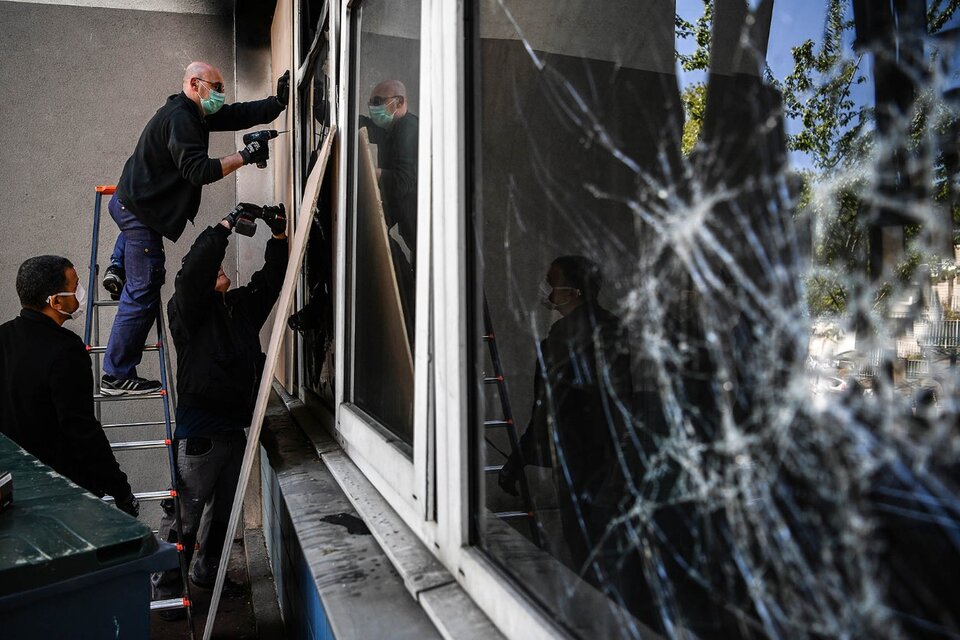Una escuela primaria recibió el impacto de los choques entre jóvenes y la policía de Gennevilliers.  (Fuente: AFP)